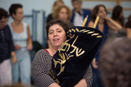 ריקוד נשים עם ספר תורה? אל תשנו את סדרי עבודת ה'