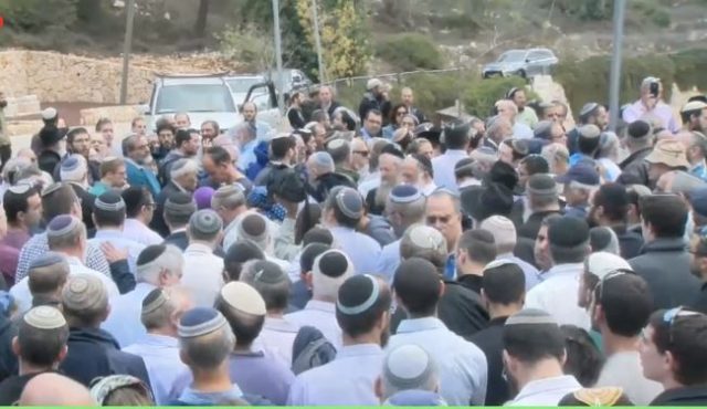 מלווים למנוחות את הרב (באדיבות המצלם)