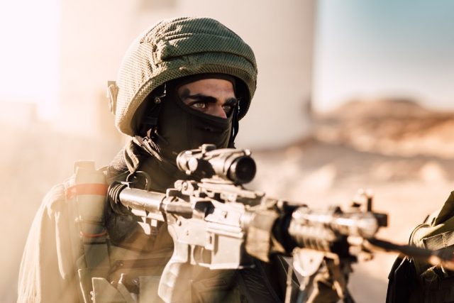 הצלם שתיעד את הפנים היפות של החרדים בצה"ל