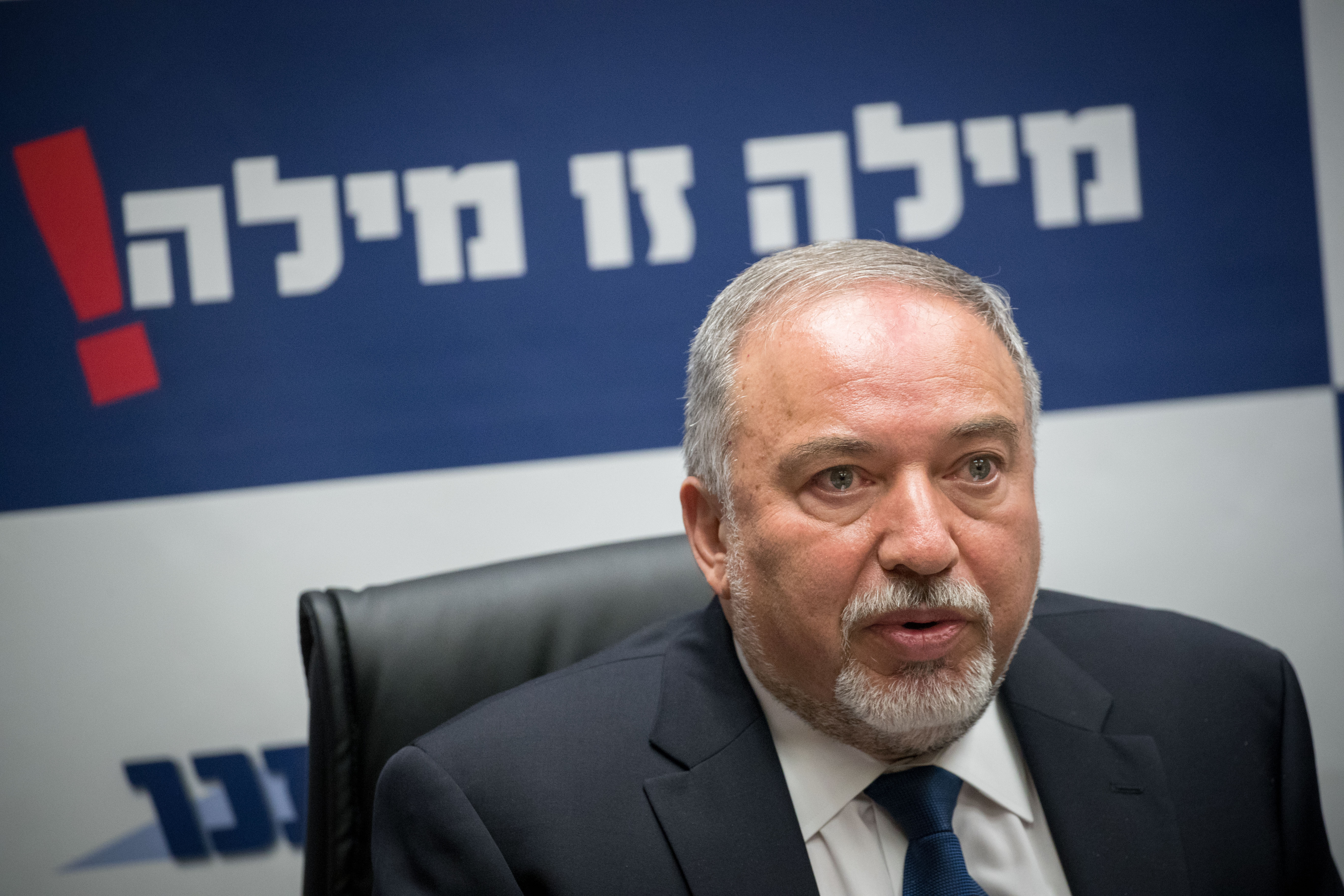 מקורבים לשר פתחו נגדו קמפיין: "הפקיר את אלאור"