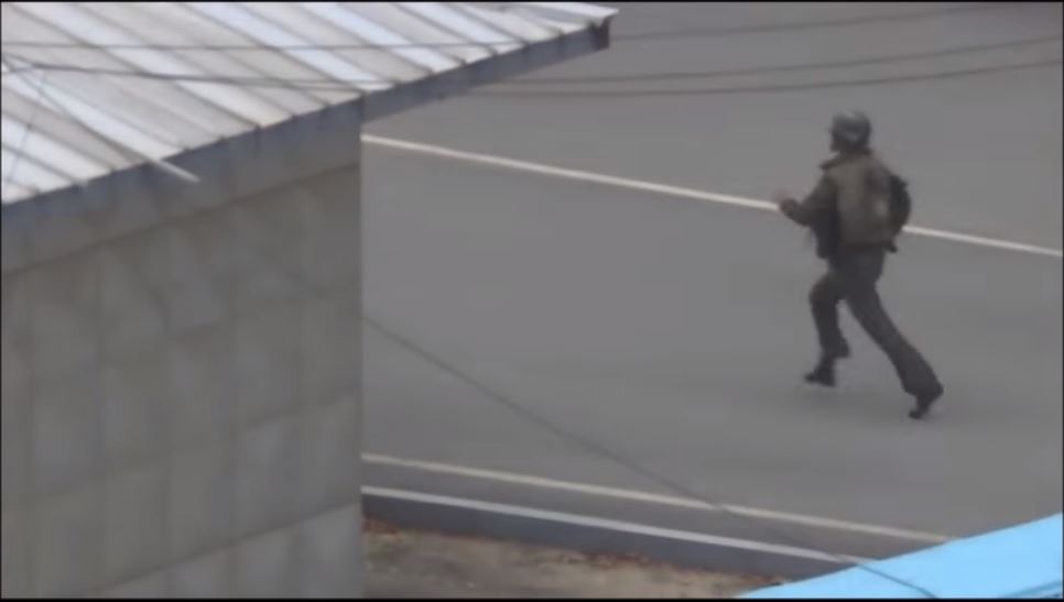 צפו: חייל בצבא צפון קוריאה נמלט מארצו תחת אש כבדה