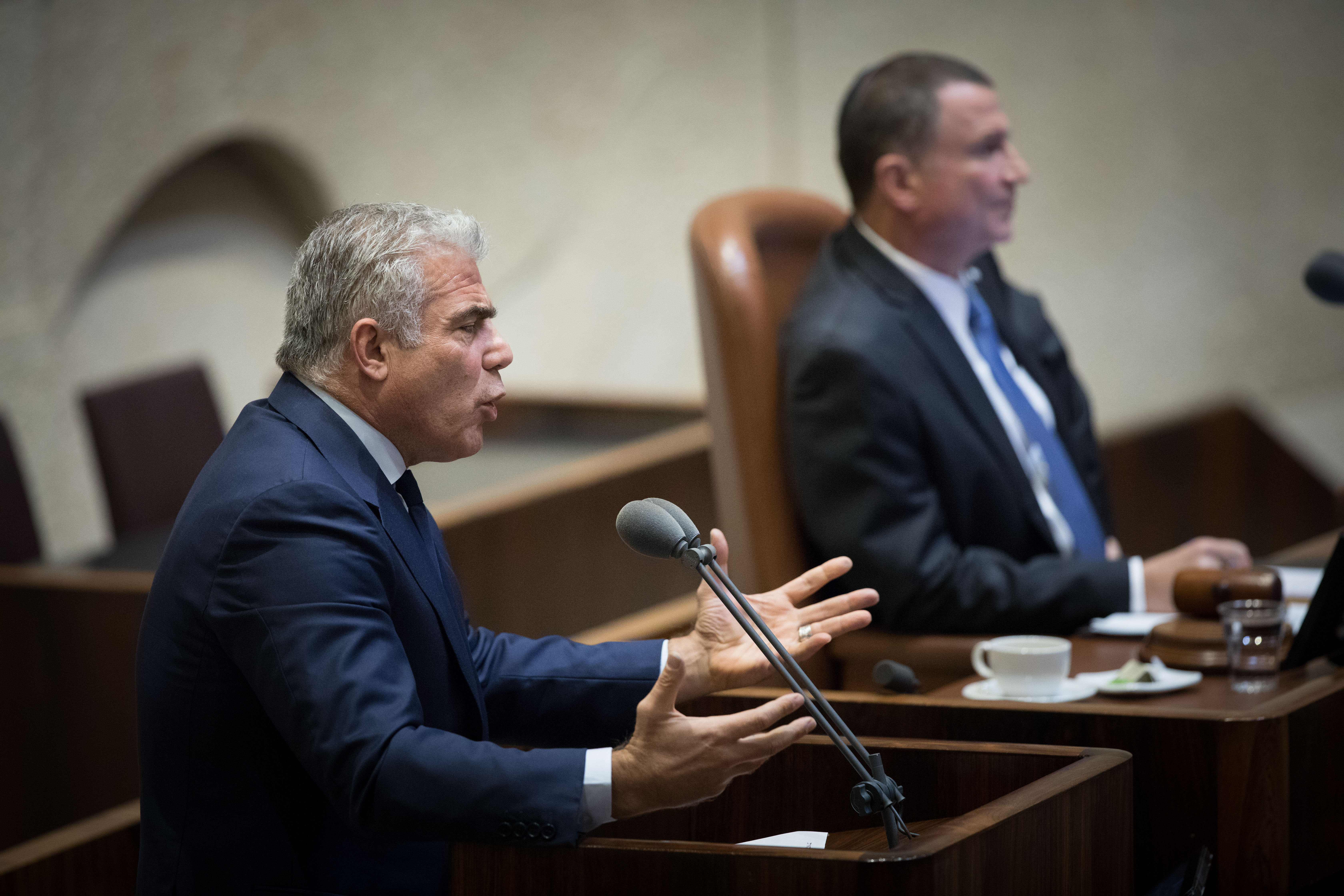 לפיד יגיש בג"ץ נגד חוק ההמלצות; שקד: "בושה"!