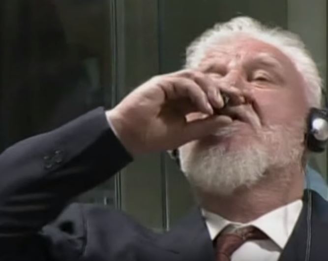 צפו: מת פושע המלחמה ששתה רעל לעיני השופטים