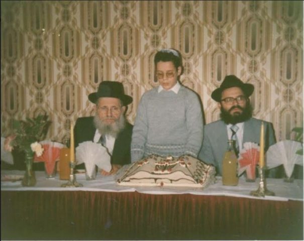 מימין הרב נחום נריה, בר המצווה חיים מאיר והרב משה צבי נריה זצ"ל (ארכיון המשפחה)