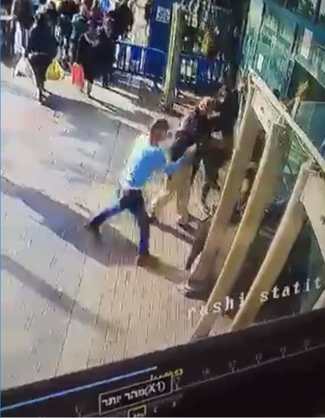 פושט מעיל, דוקר ובורח: צפו בתיעוד פיגוע הדקירה
