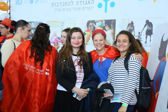 בנט ויובל דיין: אלפי בנות הגיעו לכנס השירות הלאומי
