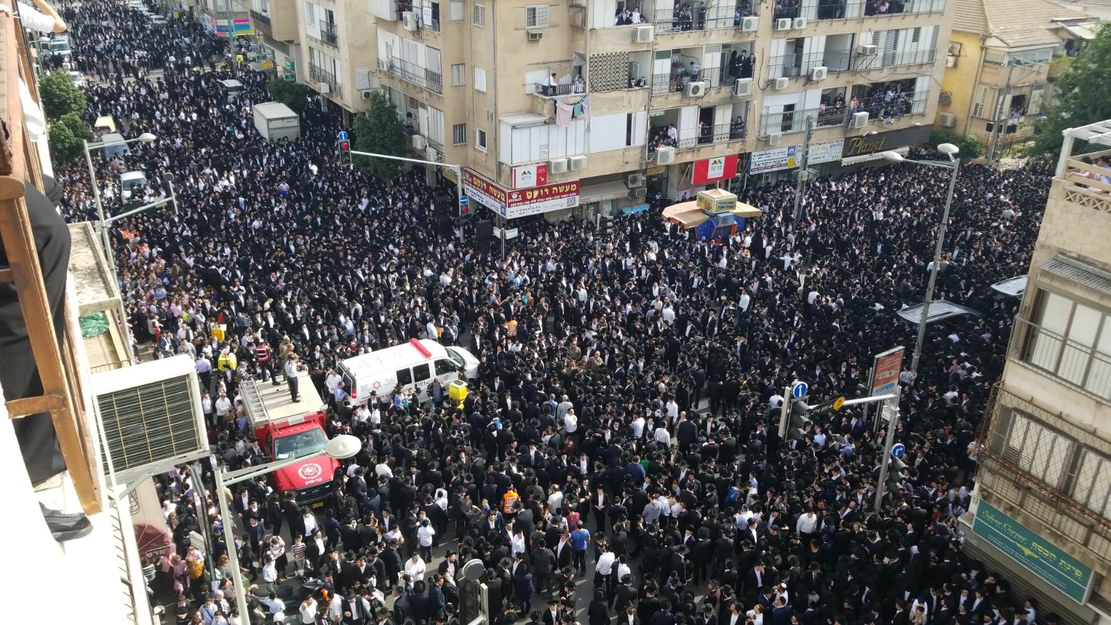 שידור חי: מעל חצי מיליון איש בהלוויית הרב שטיינמן