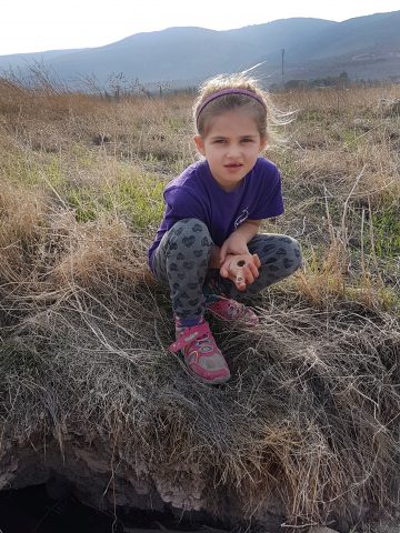 הדס עם נר החרס השלם שמצאה ליד מאורת הדורבנים בעמק בית שאן (ניר דיסטלפלד, רשות העתיקות)