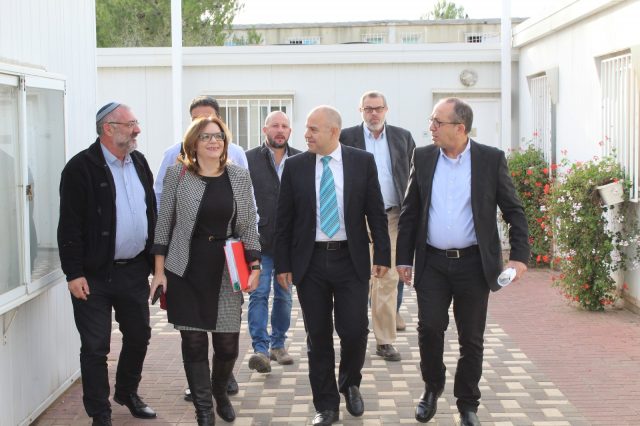 המנכ"ל אבואב מסייר עם המנהלים בבית אל