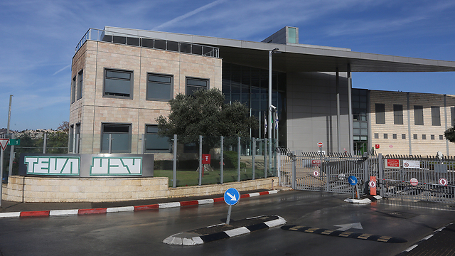 אלפי עובדים יפוטרו • ביום ראשון: שביתה כללית במשק