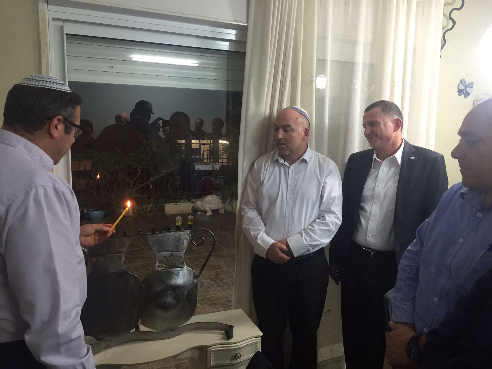 מימש הבטחתו: אדלשטיין בהדלקת נרות מרגשת
