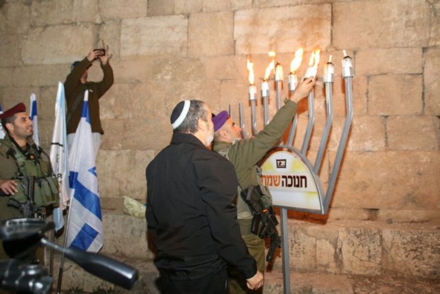 חדש ימינו: נרות חנוכה בבית הכנסת העתיק בסמוע
