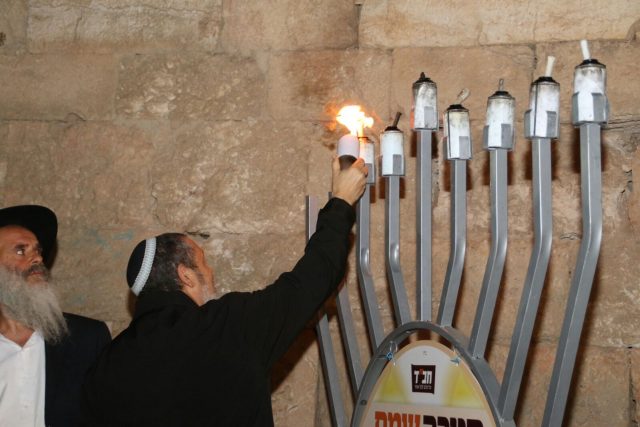 חדש ימינו: נרות חנוכה בבית הכנסת העתיק בסמוע