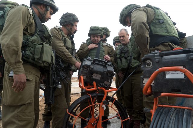 הרמטכ"ל במנהרת הטרור שנחשפה ברצועה. צפו
