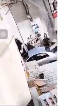 צפו: זורק בלוק לעבר לוחמי צה"ל, ומפספס בס"מ