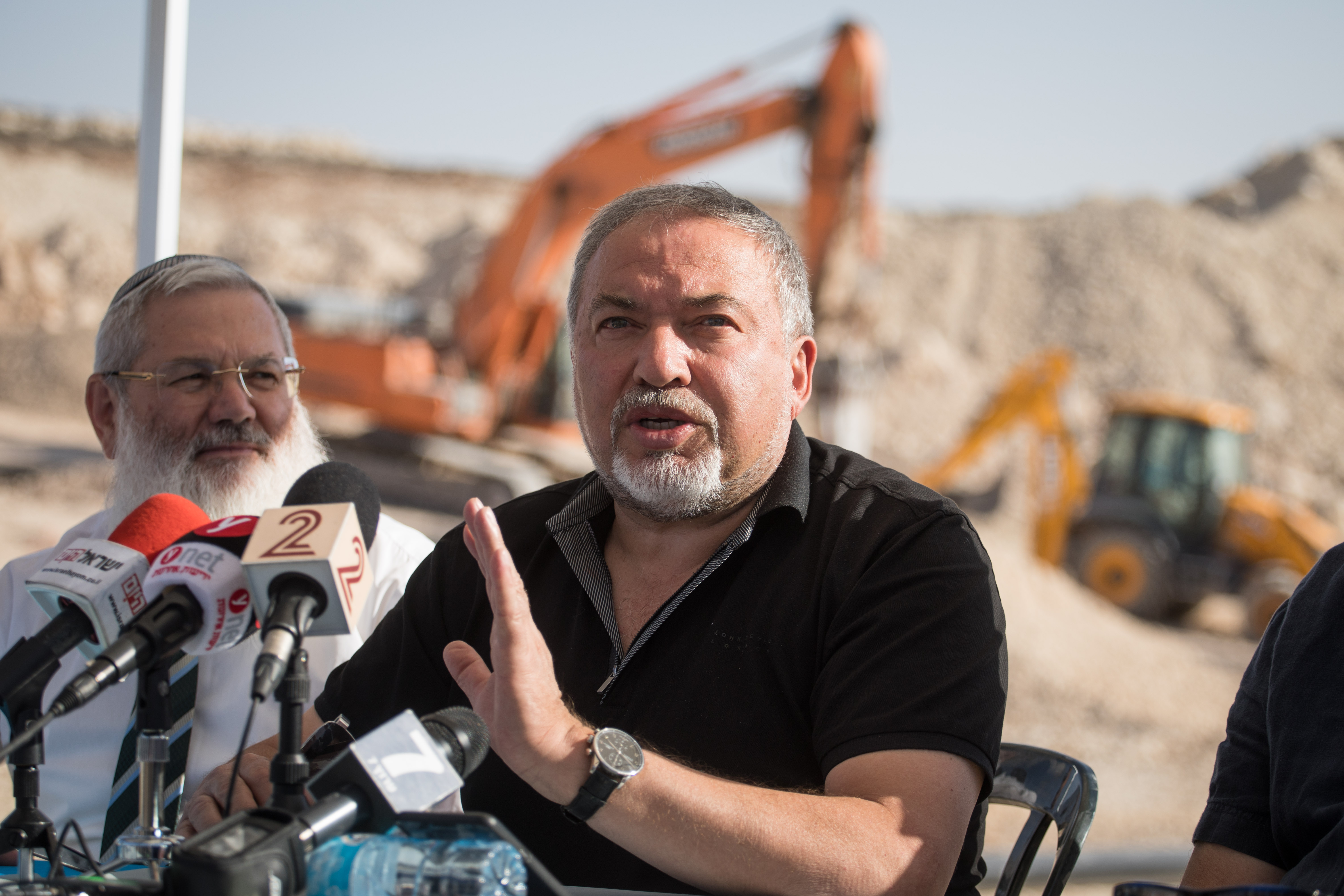נבהל מהסקרים? ליברמן יאשר בנייה ביו"ש
