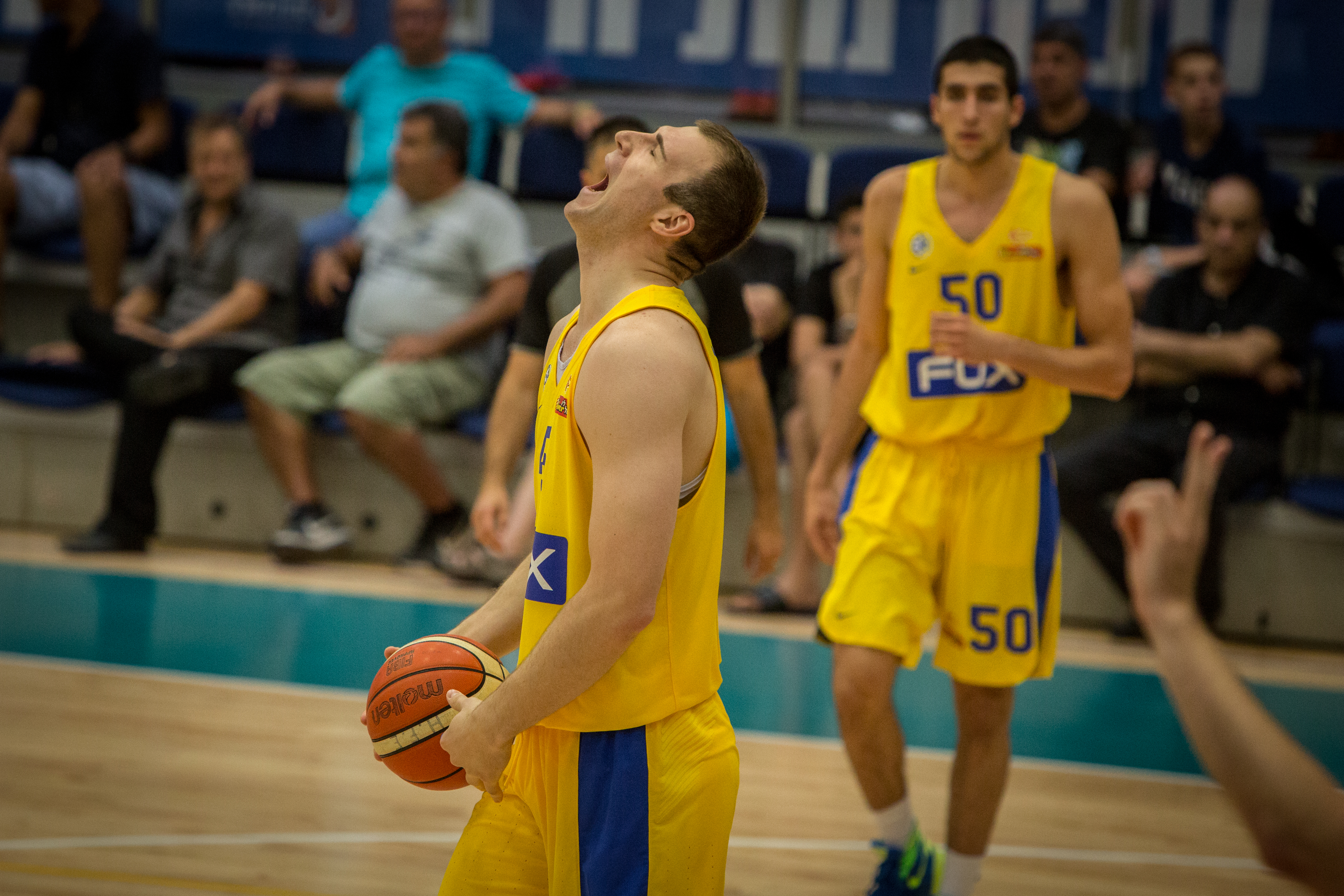 אחרי שתי הארכות: מכבי ת"א חילצה ניצחון בראשון
