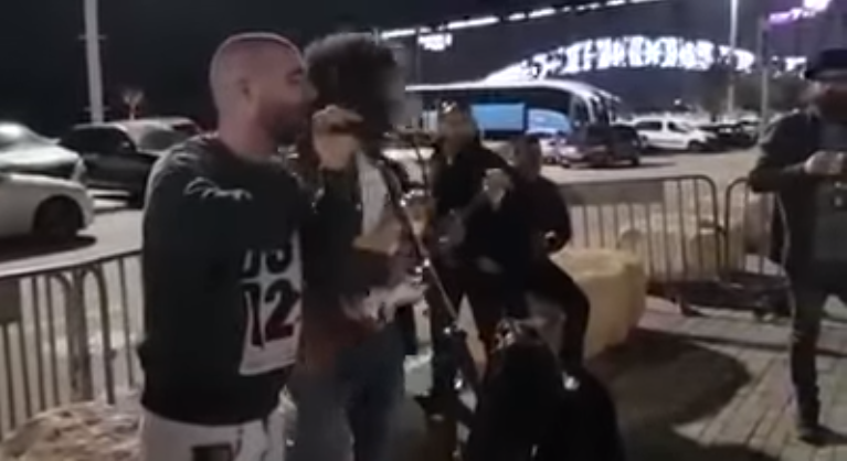 צפו: הפיצוי המקורי של עומר אדם למעריציו
