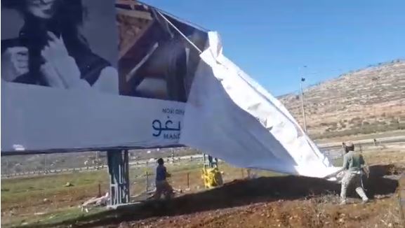 צפו: פעילי ימין מסירים שלטי הסתה פלסטיניים