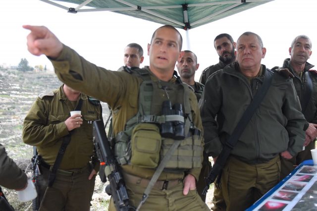 אייזנקוט מקבל סקירה מפי מפקד אוגדת יהודה ושומרון, תת-אלוף ערן ניב (קרדיט: דוברות צה"ל)