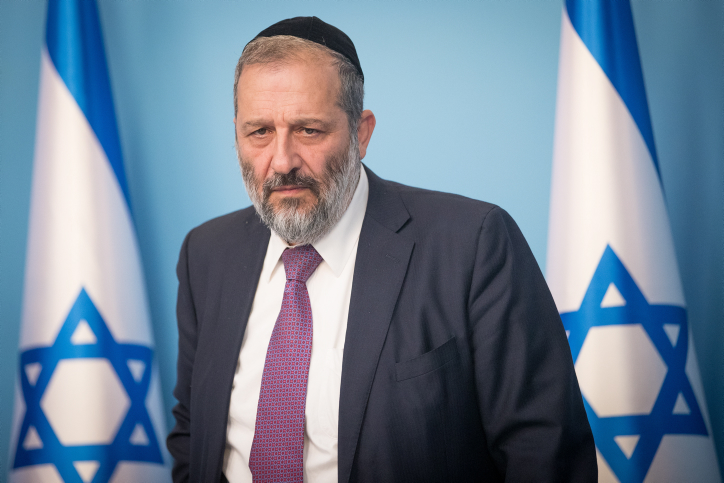 בעקבות החלטתו: השר אריה דרעי זומן לדין תורה