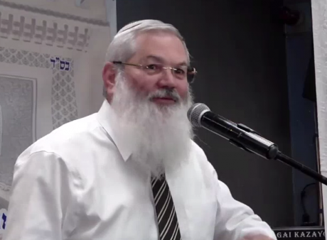 "אני דומה לרב קרוב חזותית אבל רחוק ממנו בתורה"