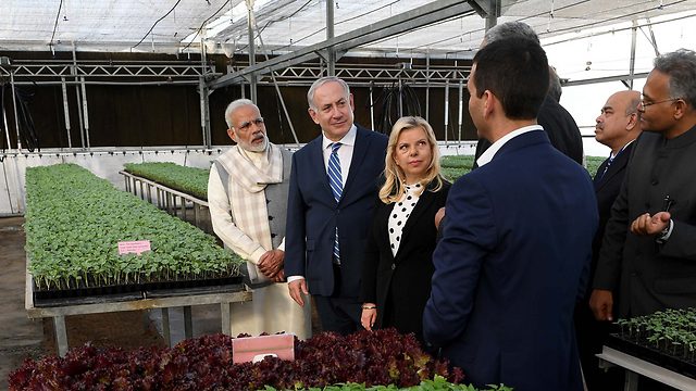 נתניהו ורעייתו שרה בביקורם בהודו (צילום אבי אוחיון לע"מ)