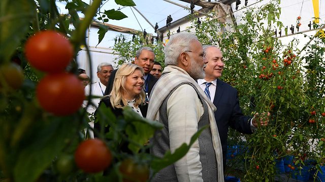 נתניהו ורעייתו שרה בביקורם בהודו (צילום אבי אוחיון לע"מ)