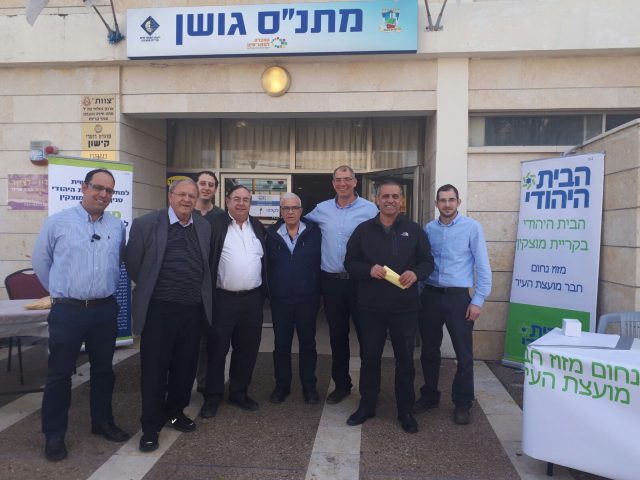 מזכ"ל המפלגה ניר אורבך עם פעילים בקלפי בקרית מוצקין