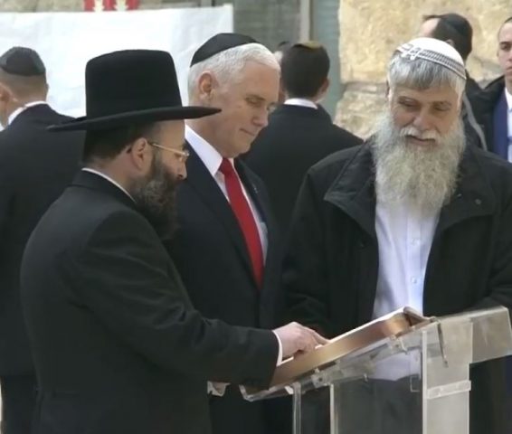 סגן נשיא ארה"ב מייק פנס קורא פרקי תהילים בכותל (צילום מסך)