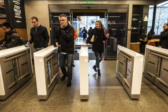 יוצאים מבלי לחכות בקופות. לקוחות בחנות Amazon Go