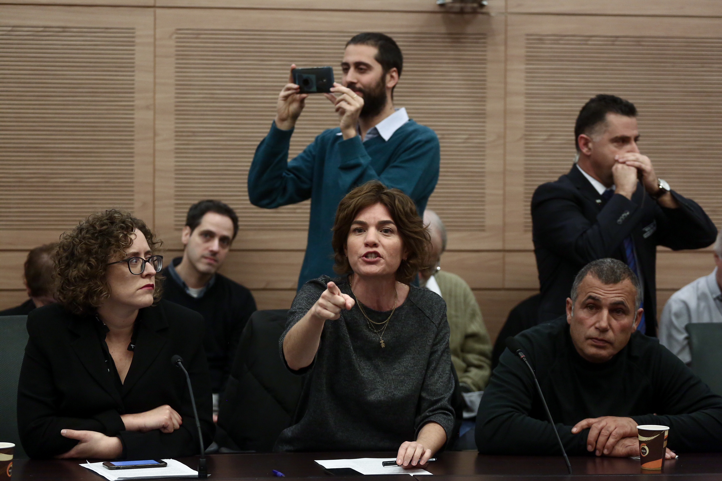 חכי"ם נדרשו לצאת, זנדברג צעקה:"חברים של נאצים"