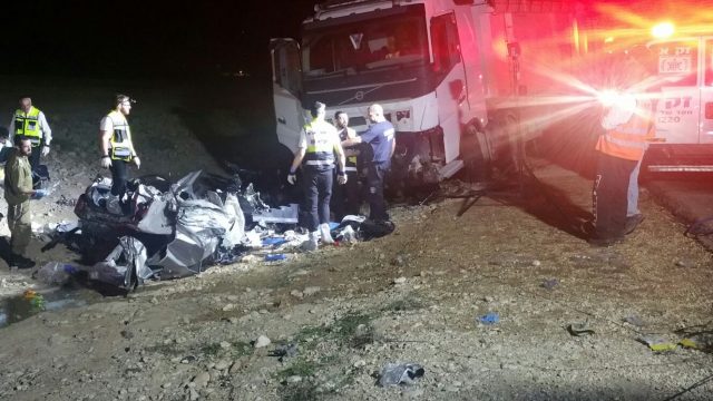 תאונת דרכים קטלנית: הרכב נמרח לתוך המשאית