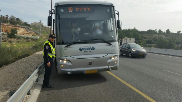 כמעט תאונה: האוטובוס לטלז סטון נטה על צדו