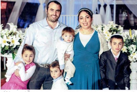 סיפרו לה שהילדים נהרגו, אבל היא לא יכולה לבכות