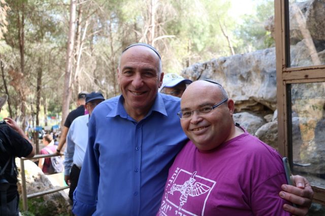 ח"כ יוגב עם אמנון הרשושנים (עמיעד טאוב)