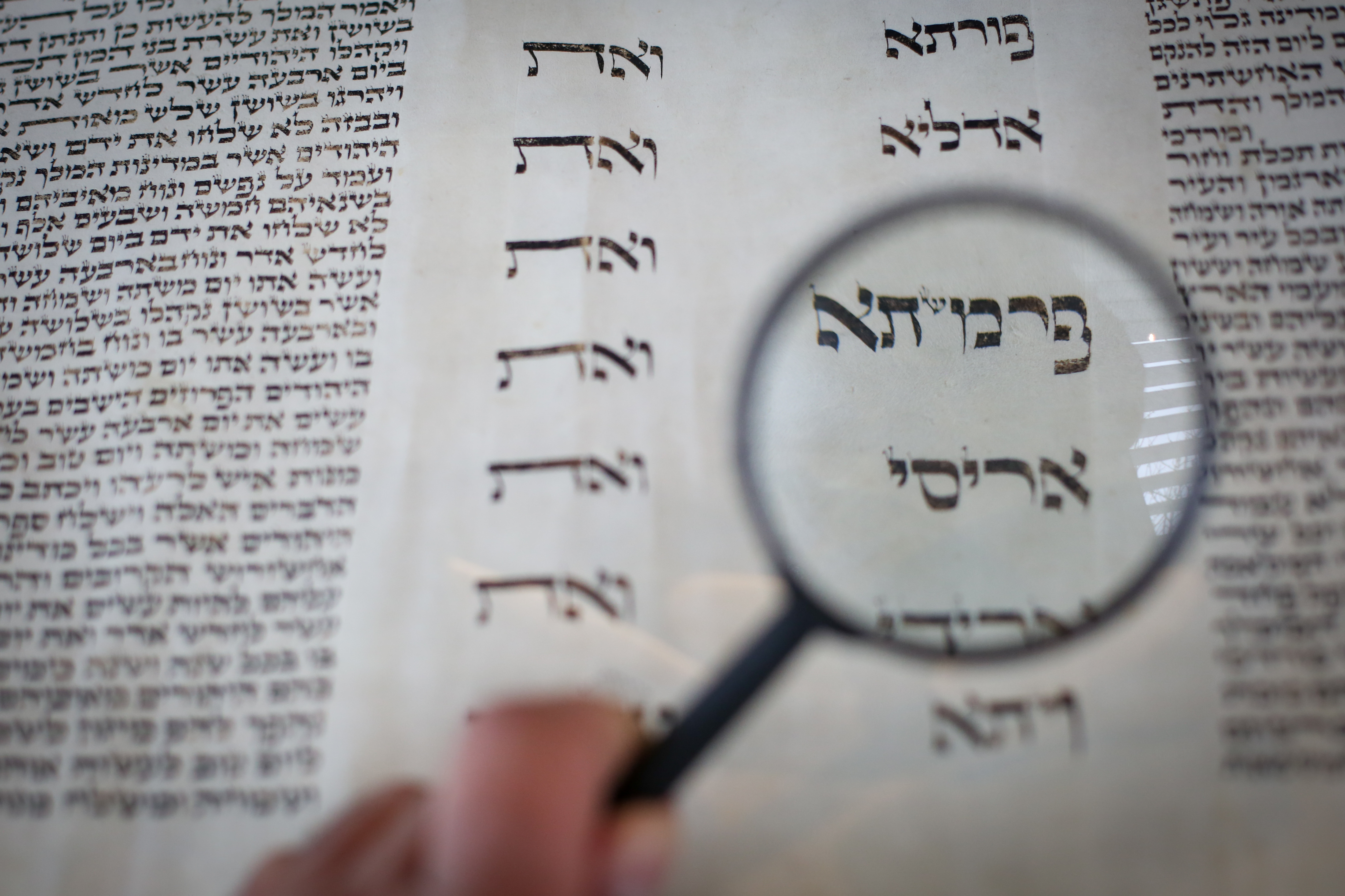 קריאת מגילה ומשלוח מנות: הלכות החג לפי כל העדות