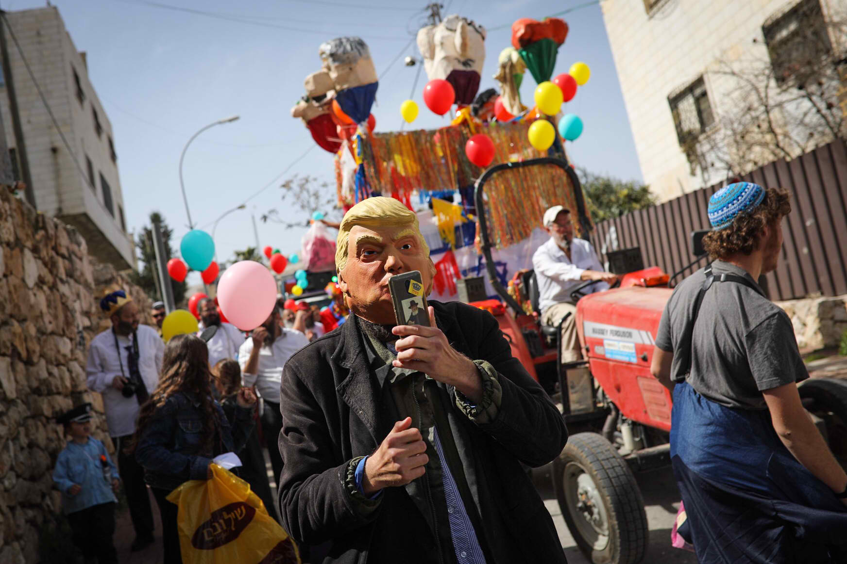 הרחובות צבעוניים והחכ"ים בתחפושות• גלריה חגיגית