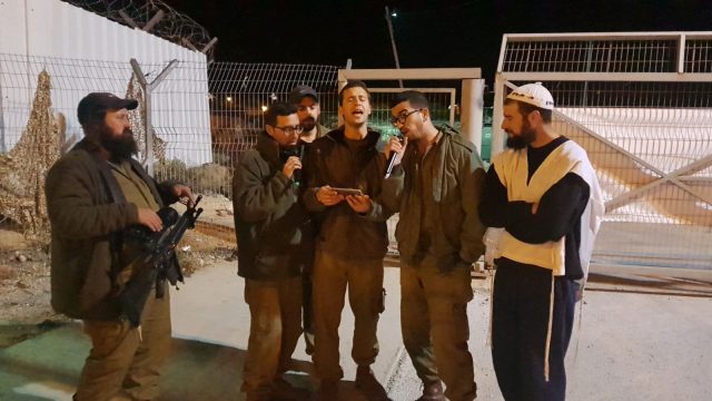 לא מפסיק לשיר