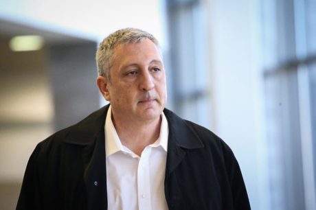 לא רק נגד נתניהו: ניר חפץ העיד נגד שני שרים מכהנים
