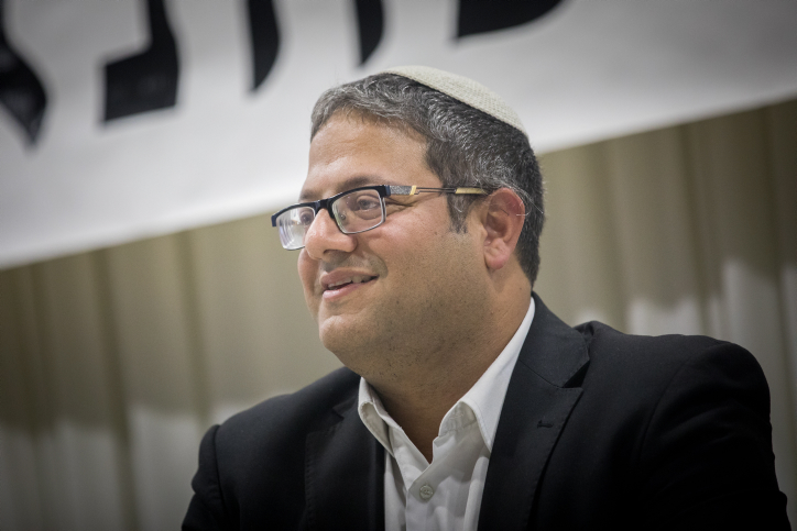 באמצע המשפט: בן גביר הציג סרטון והביך את השוטר