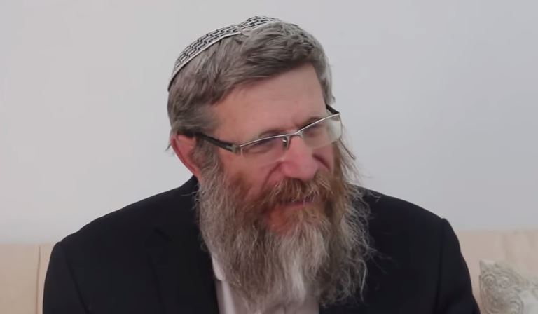 הרב קוסטינר לא מתחרט: אין מקום לבנות בצבא