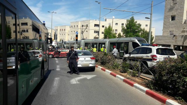 בגלל תאונה עם רכב פרטי הרכבת הקלה ירדה מהפסים