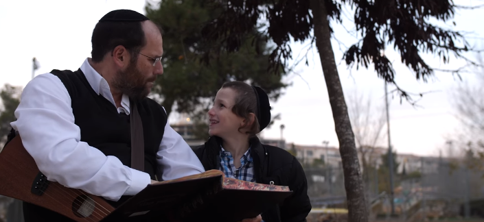 צפו: אהרן רזאל חושף את הלימוד עם ילדיו בקליפ חדש