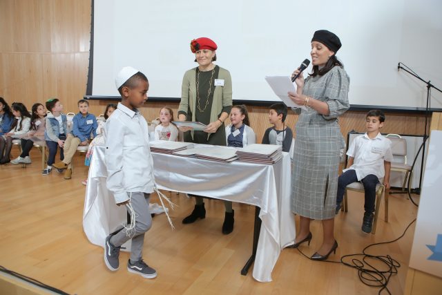 ליאם מקבל תעודה