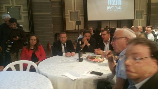משני צידי השולחן. קלמנוביץ' ומשה