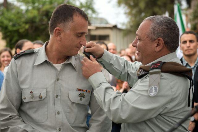הרמטכ"ל עונד דרגות אלוף לתמיר היימן