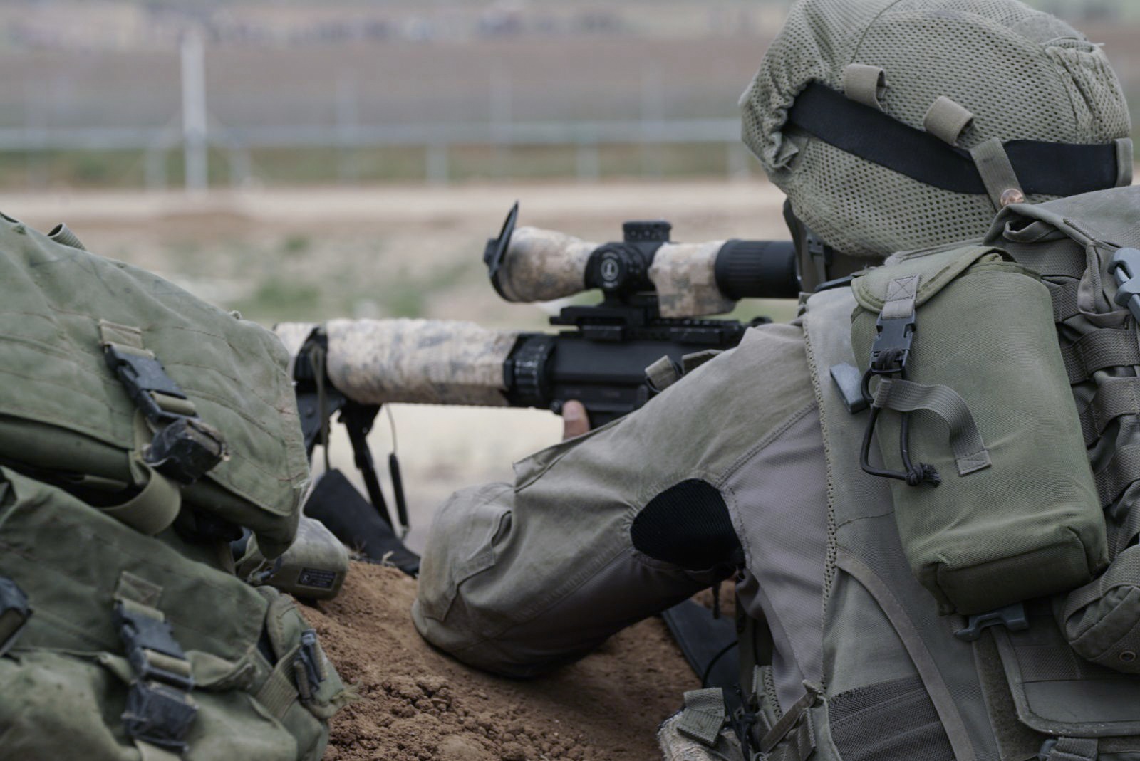 עשרות פלסטינים במחאות אלימות בעזה; מחבל נהרג