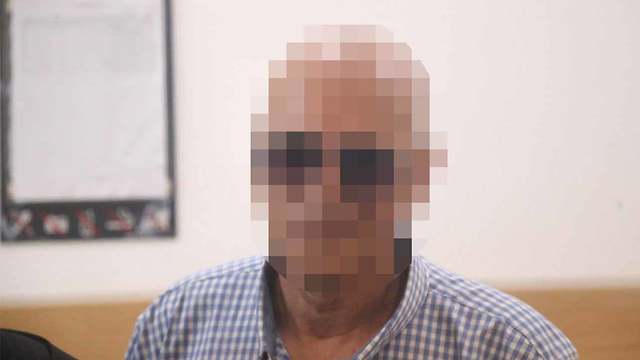 אביו של זמר מפורסם נעצר בחשד לעבירות מין בצעירה