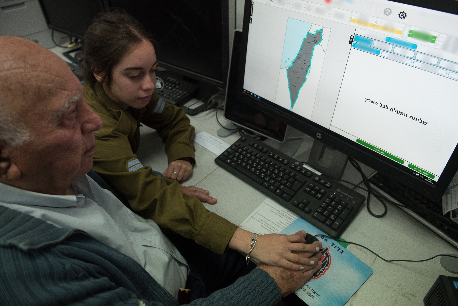 צפו: ניצול השואה שהפעיל את הצפירה עם נכדתו